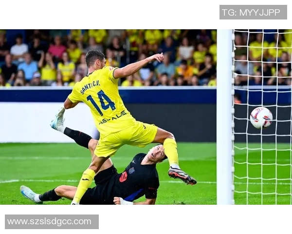 足球巨星赛场遭遇连续恶意犯规引发裁判判罚与球迷热议 足球巨星赛场遭遇连续恶意犯规引发裁判判罚与球迷热议